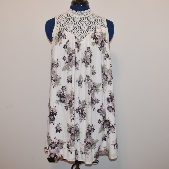 Altar'd State Dresses & Skirts - Alter'd State Small Floral Dress with Lace